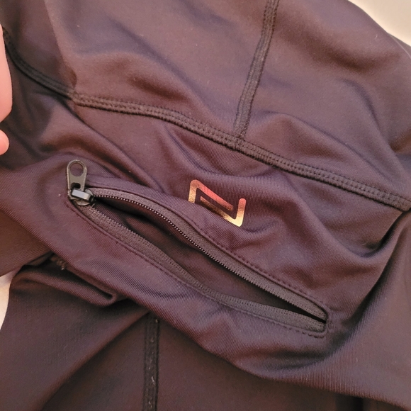 (4X) Black Cropped Yoga Pant - Picture 4 of 8